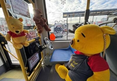 „Децата не искат да слизат“: Шофьорът-магьосник, който превърна автобуса си в приказно кралство / СНИМКИ