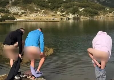 Луди за връзване: Голи чужденци нагазиха в Муратовото езеро, не им пука за забраната